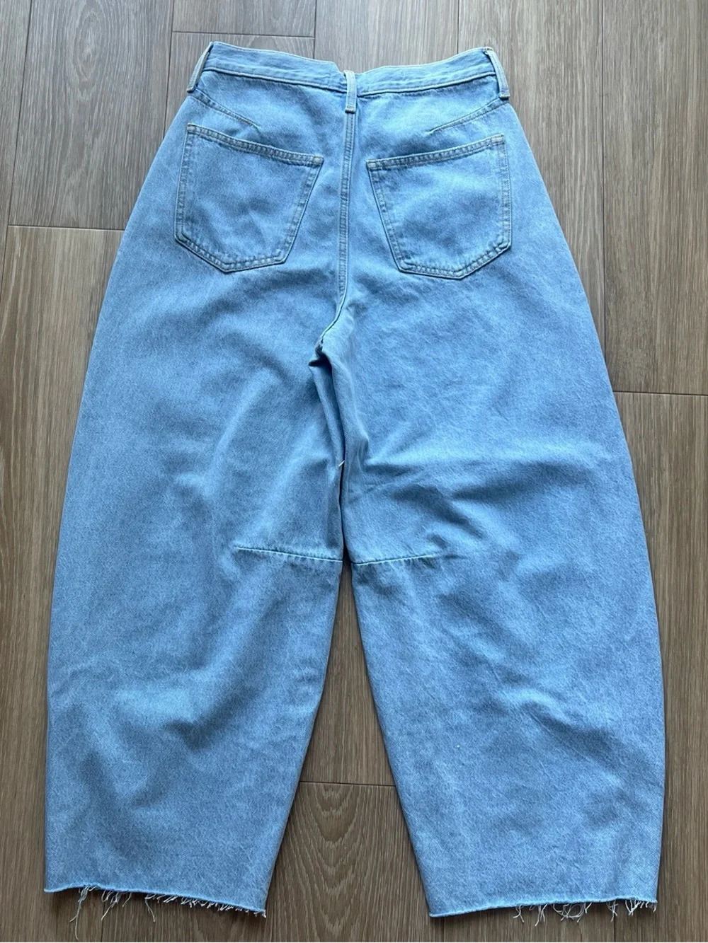 Universal Thread high rise curved leg jeans in blue, size 4 #highrise #barrel - Picture 2 of 4